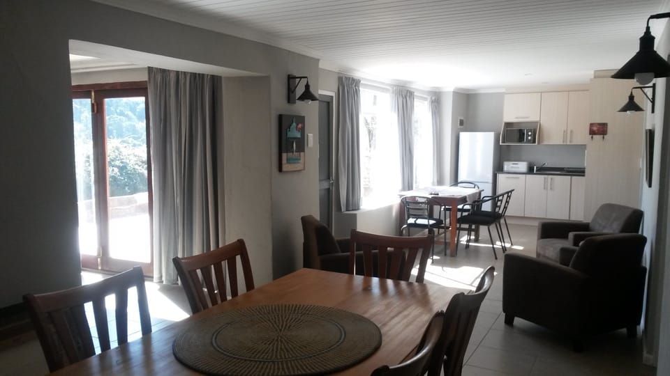 Family House, 2 Bedrooms, Mountain View | Living area | 40-cm flat-screen TV with satellite channels
