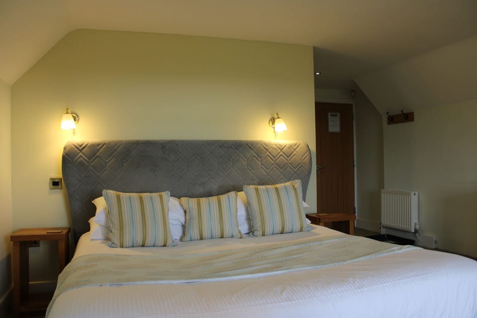 Deluxe Suite, Ensuite, Courtyard View | In-room safe, soundproofing, iron/ironing board, free WiFi