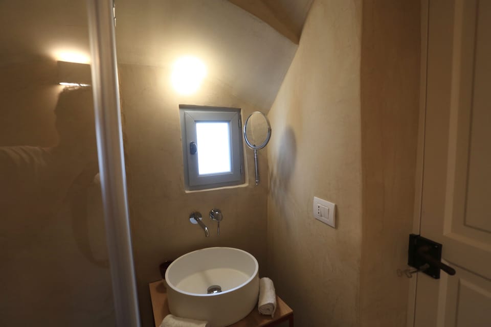 Superior Room | Bathroom | Shower, free toiletries, hair dryer, slippers