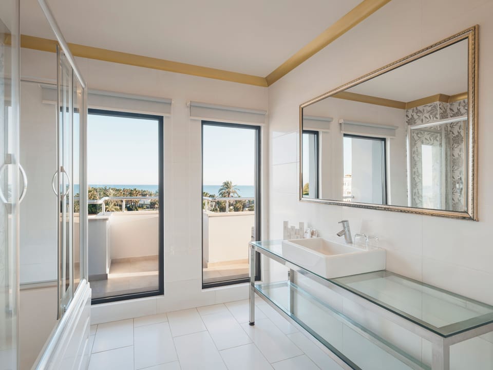 King Suite | Bathroom | Shower, free toiletries, hair dryer, towels