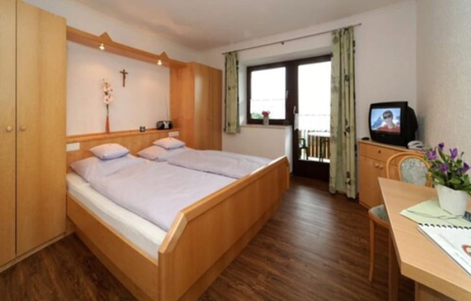 Double Room, Balcony | Hypo-allergenic bedding, soundproofing, cribs/infant beds, rollaway beds