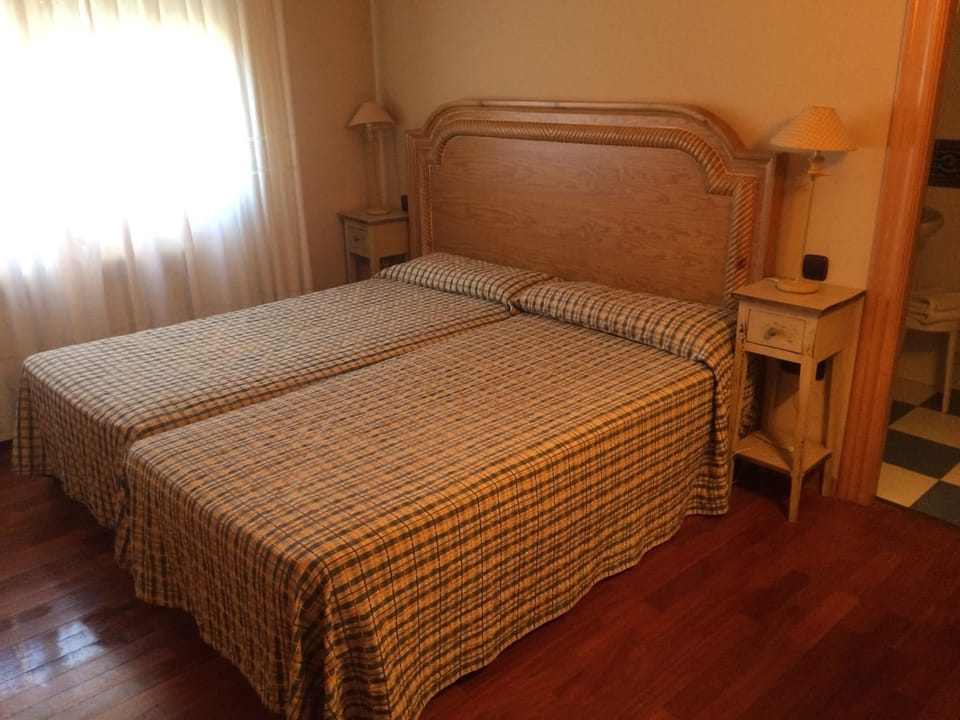 Twin Room, 2 Twin Beds | Individually decorated, individually furnished, desk, bed sheets