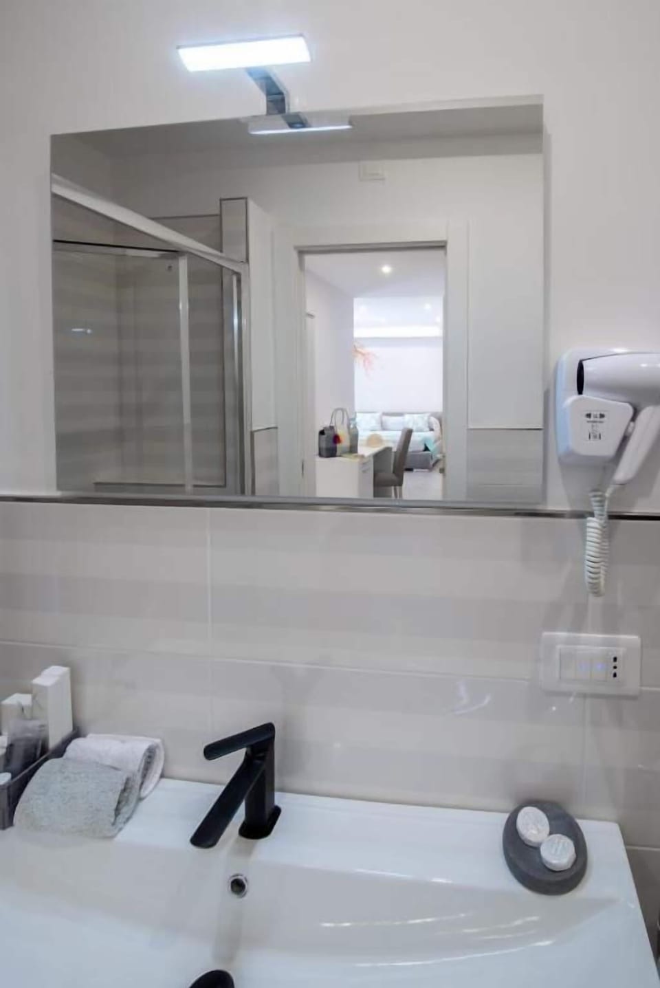 Shower, free toiletries, hair dryer, bidet
