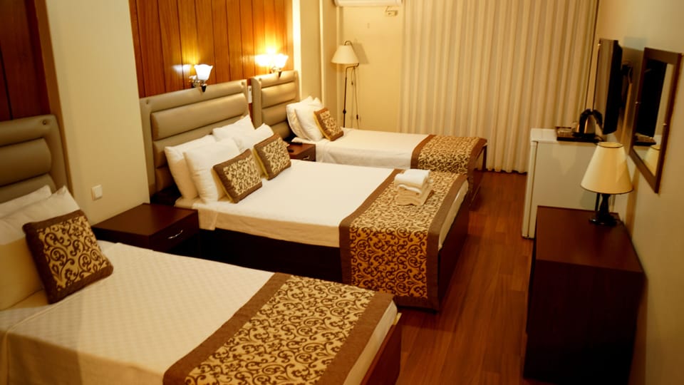 Classic Quadruple Room | In-room safe, blackout drapes, free WiFi, bed sheets