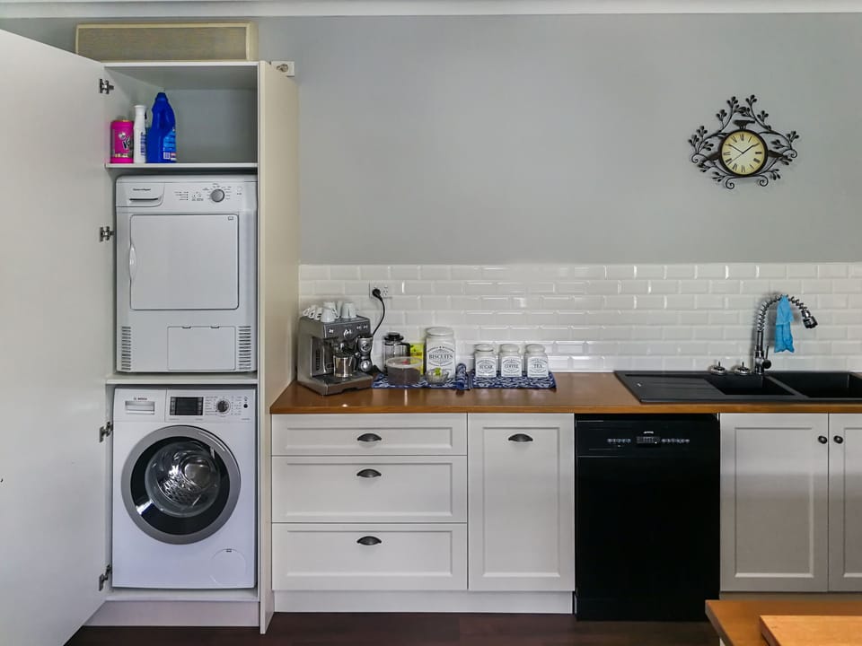 Self-Contained Cottage | Private kitchenette | Microwave, cookware/dishes/utensils