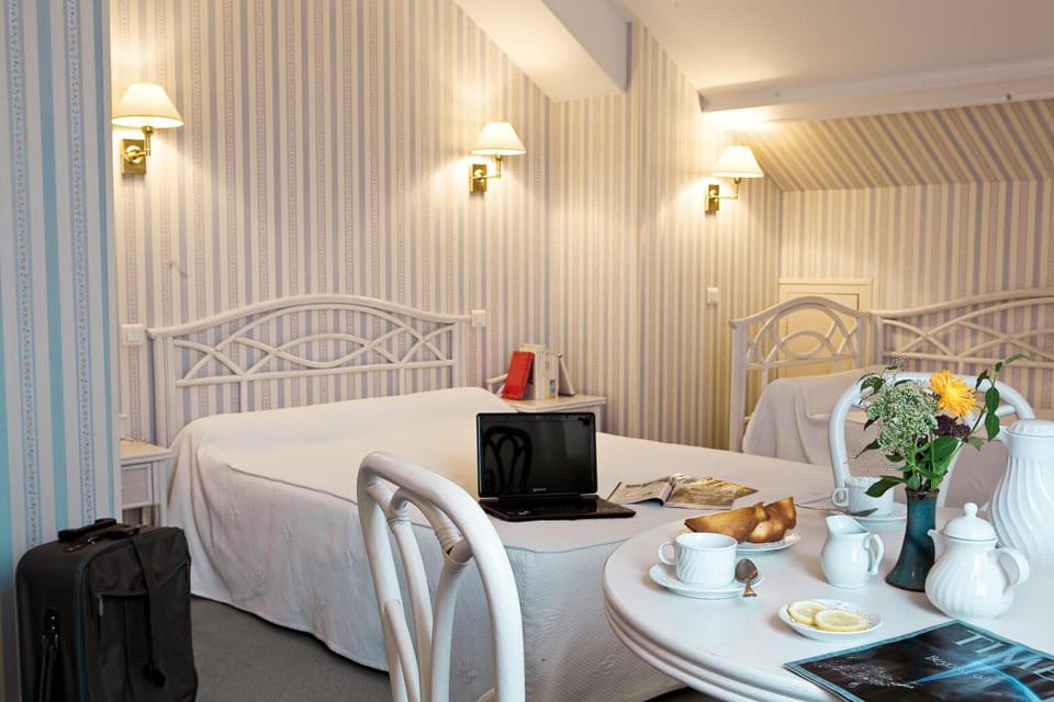 Premium bedding, in-room safe, desk, blackout drapes