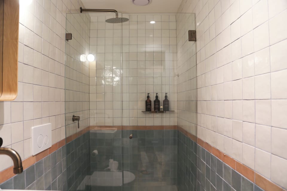 Earl St Room | Bathroom | Shower, free toiletries, hair dryer, towels