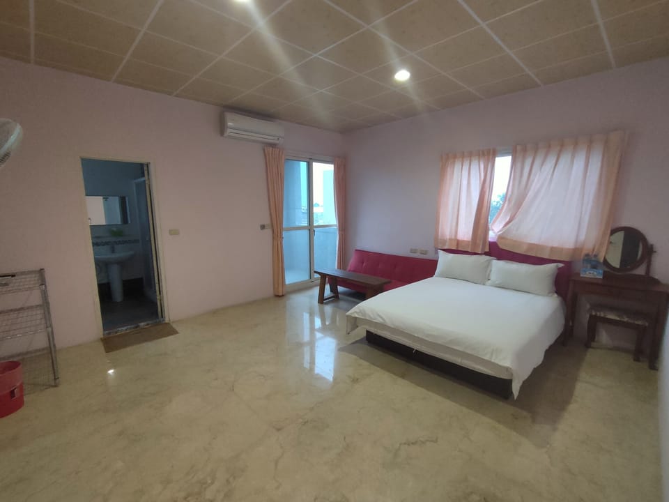 Comfort Double Room, 1 Double Bed, Non Smoking | Blackout drapes, free WiFi, bed sheets