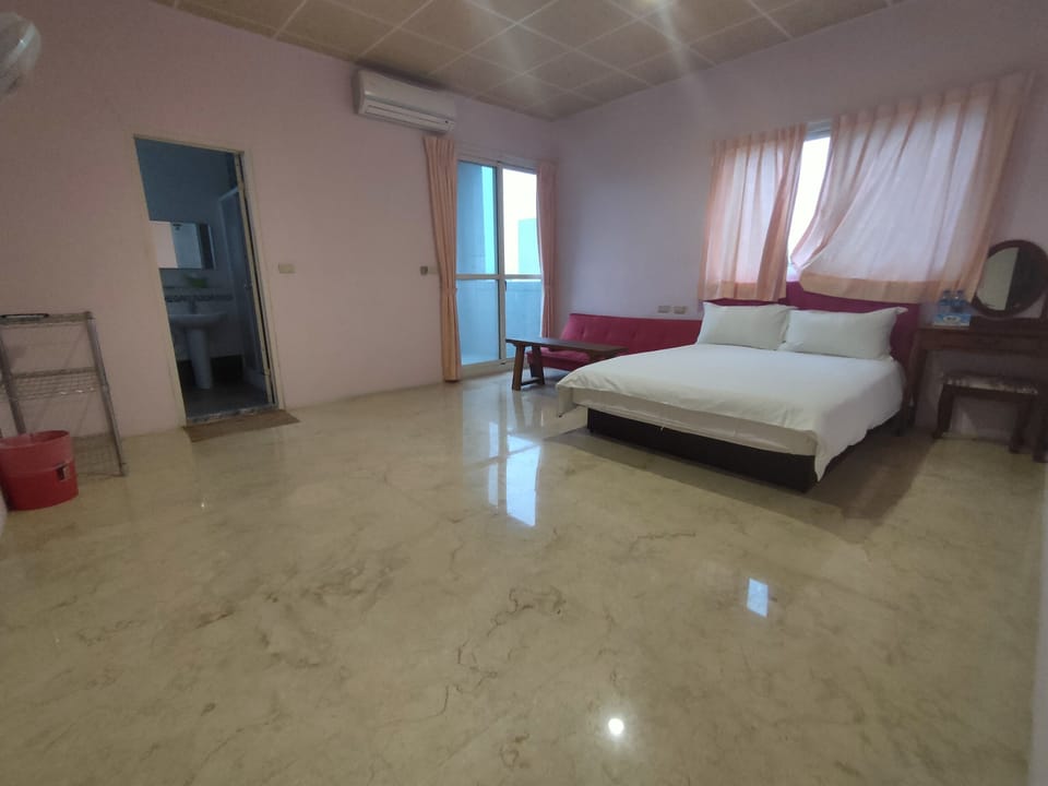 Comfort Double Room, 1 Double Bed, Non Smoking | Blackout drapes, free WiFi, bed sheets