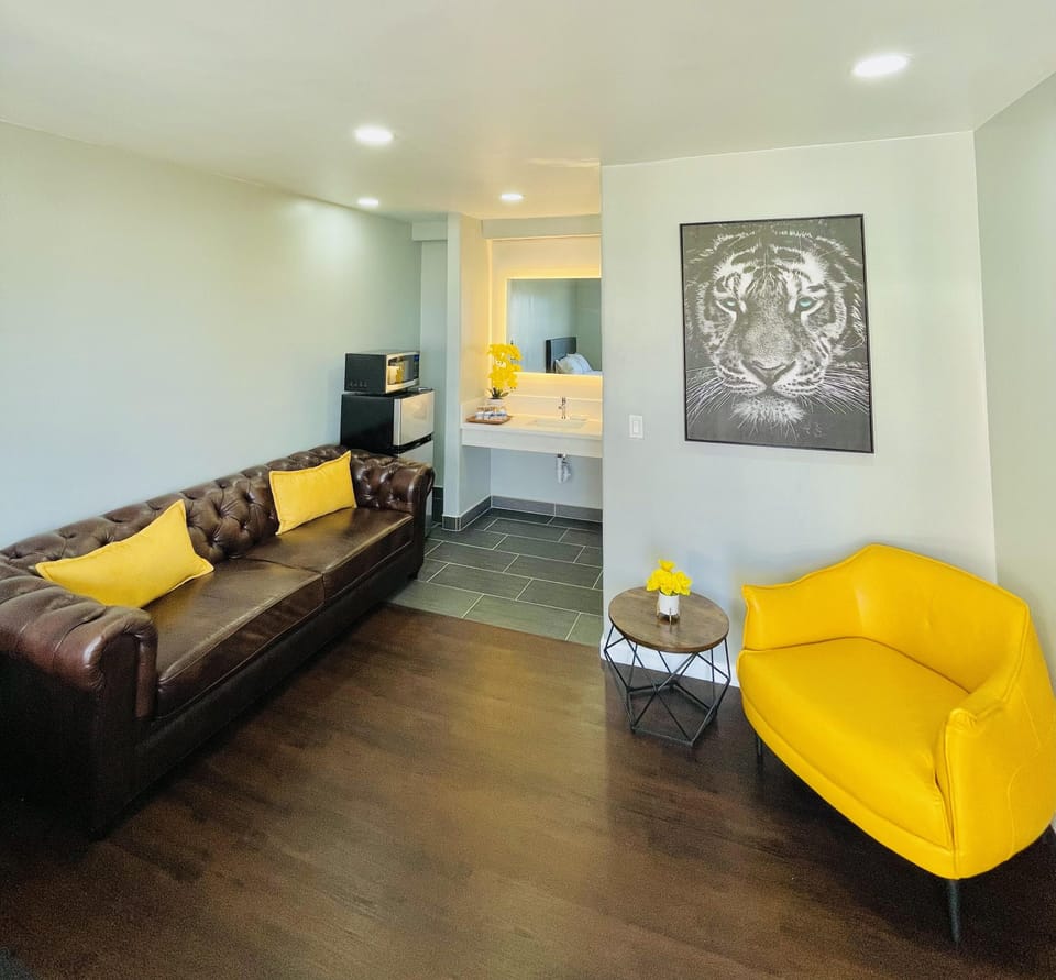 Standard Room, 1 Queen Bed | Desk, free WiFi, bed sheets