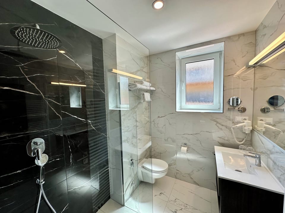 Deluxe Triple Room | Bathroom | Shower, free toiletries, hair dryer, towels