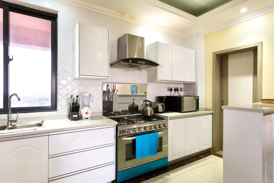 Full-size fridge, microwave, oven, stovetop
