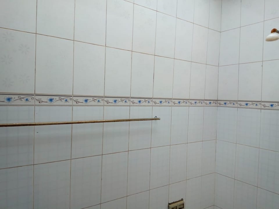 Shower, rainfall showerhead, free toiletries, towels