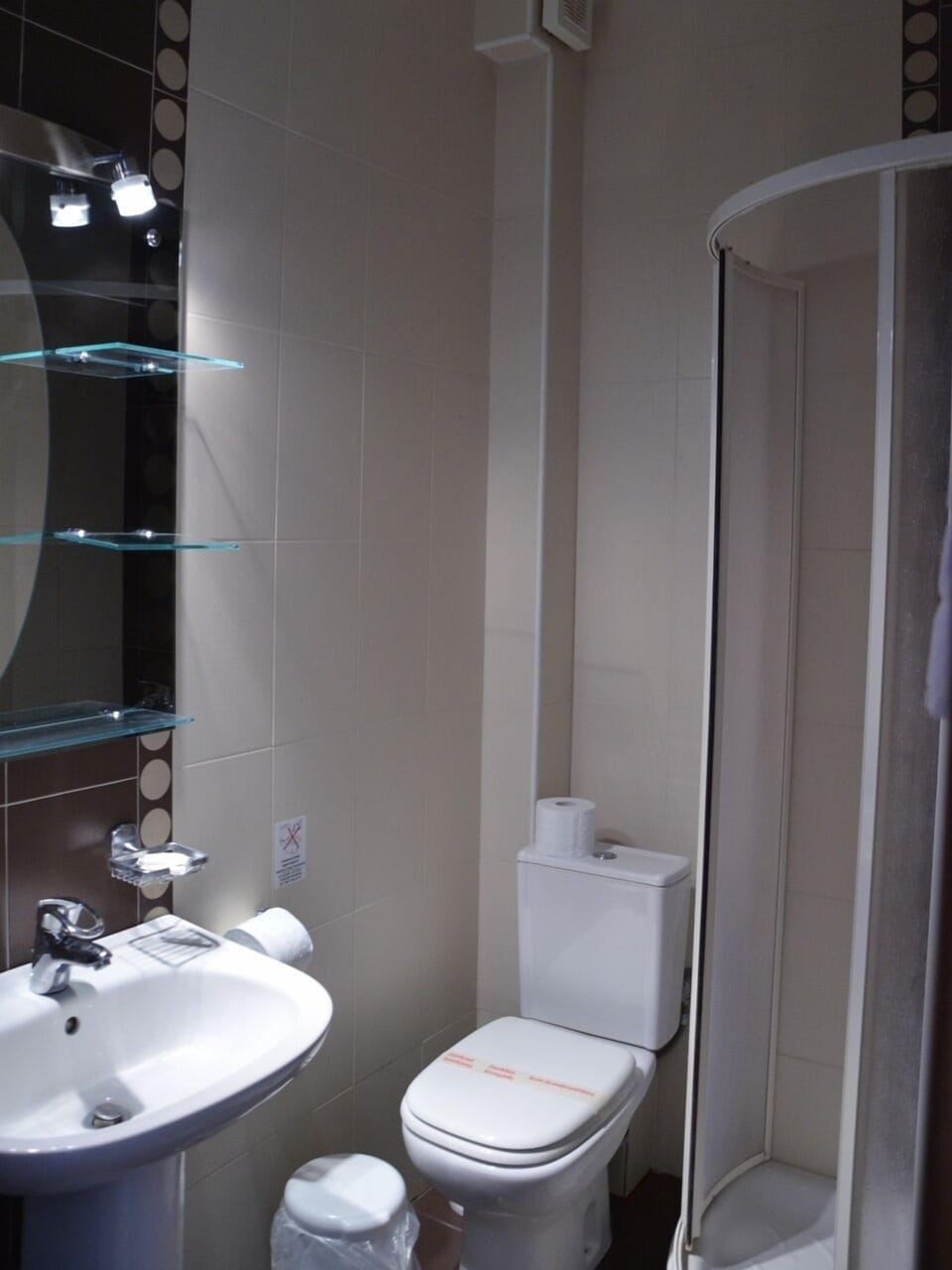 Double Room, 1 Double Bed, Non Smoking | Bathroom | Shower, free toiletries, hair dryer, bidet