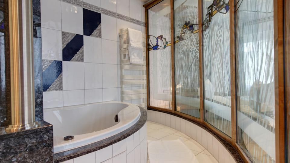 Exclusive Suite | Bathroom | Shower, free toiletries, hair dryer, towels