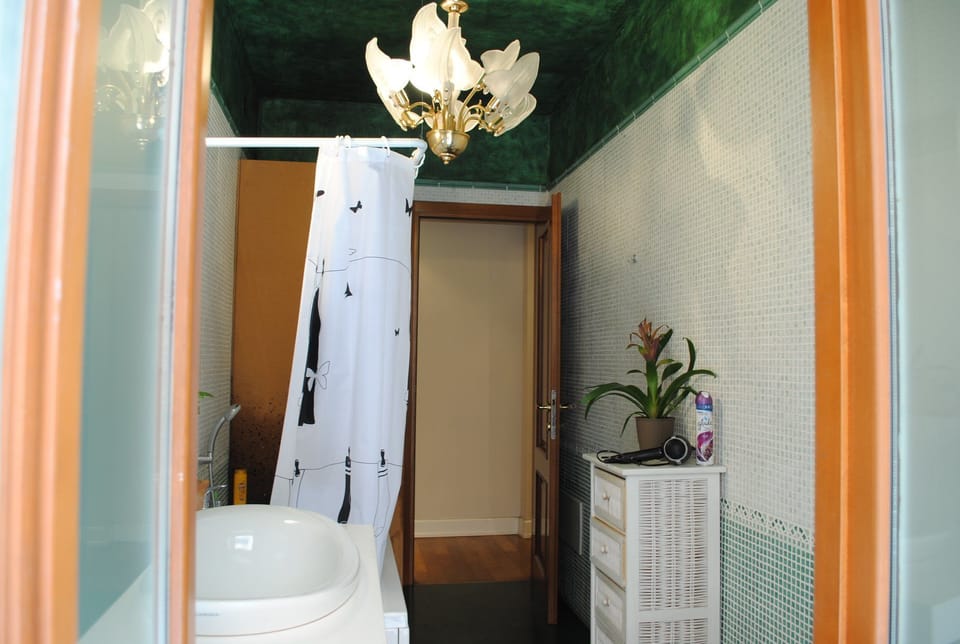 Deep soaking tub, hair dryer, towels