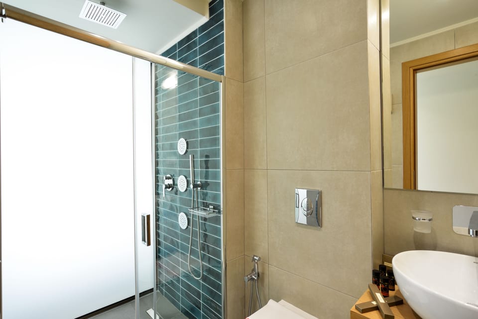 Classic Room with Balcony | Bathroom | Shower, free toiletries, hair dryer, bathrobes