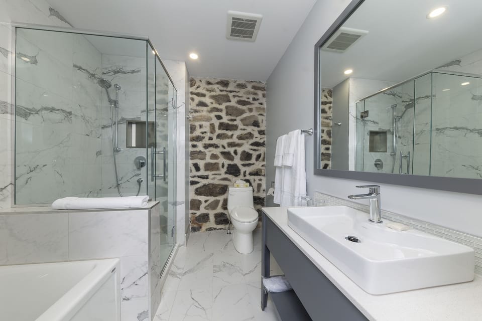 Superior Room, 1 Queen Bed, Non Smoking | Bathroom | Shower, rainfall showerhead, free toiletries, hair dryer