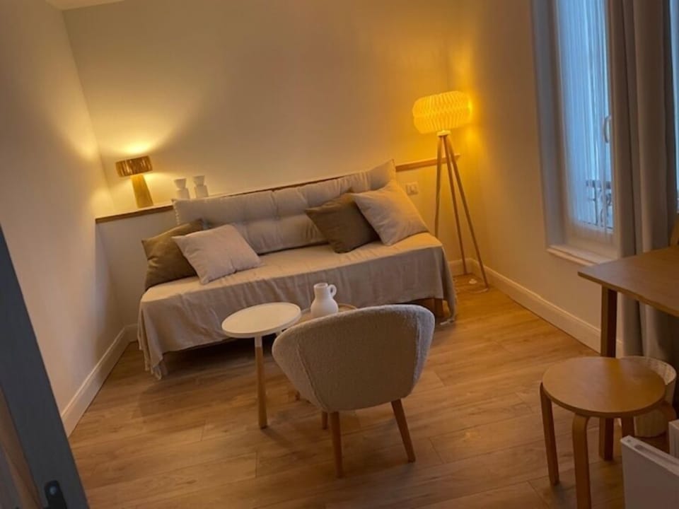 Deluxe Suite | Living area | Flat-screen TV