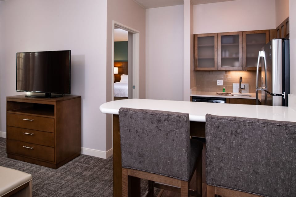 Laptop workspace, blackout drapes, iron/ironing board, free WiFi