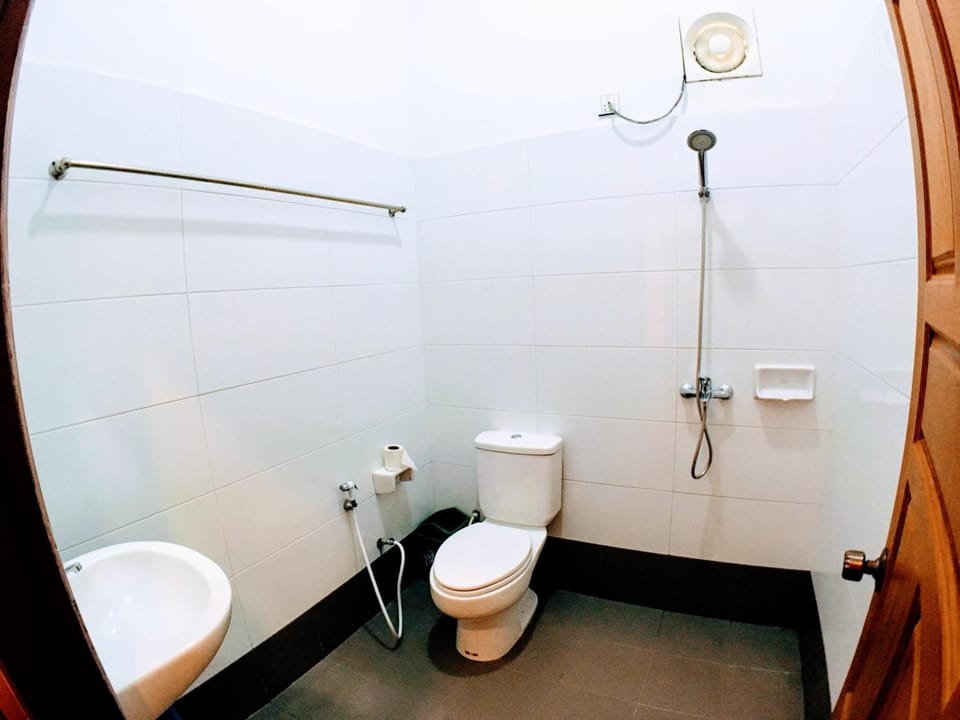 Shower, free toiletries