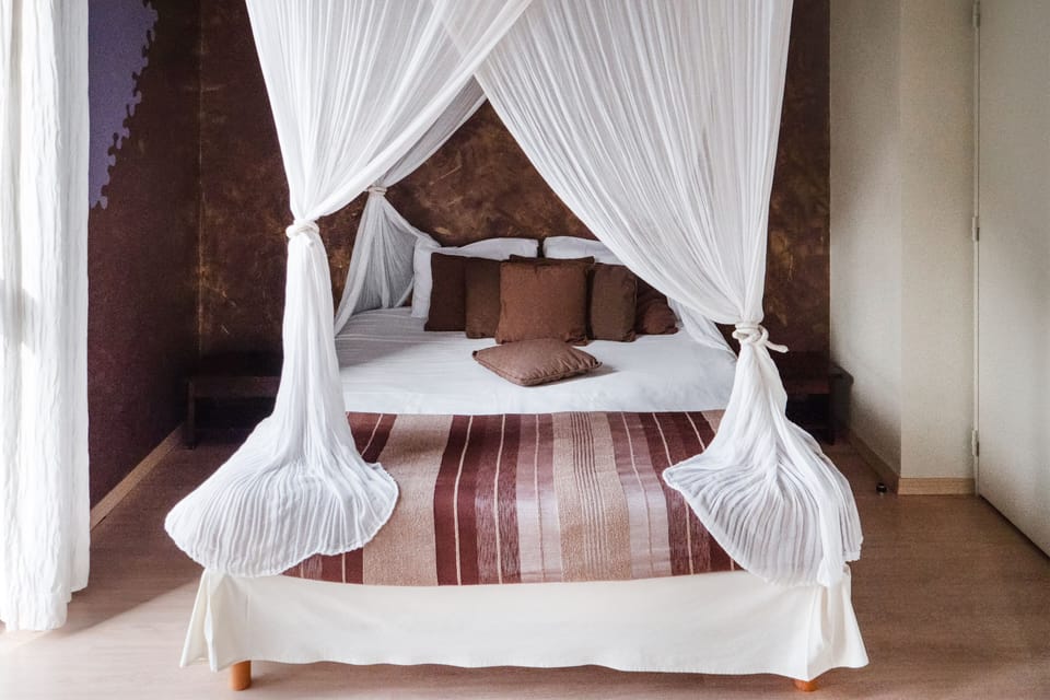 Desk, soundproofing, free WiFi, bed sheets