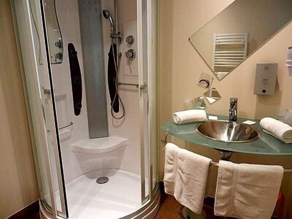 Comfort Double Room | Bathroom | Rainfall showerhead, towels