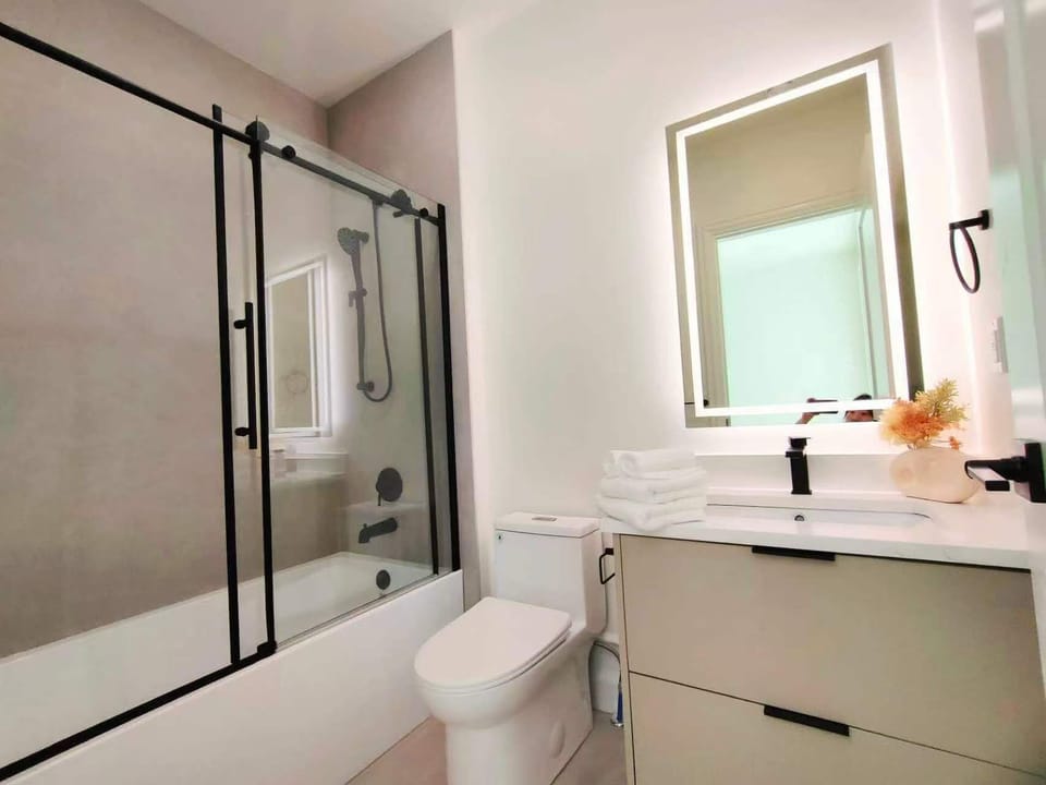 Elite Double Room, 1 Queen Bed | Bathroom | Shower