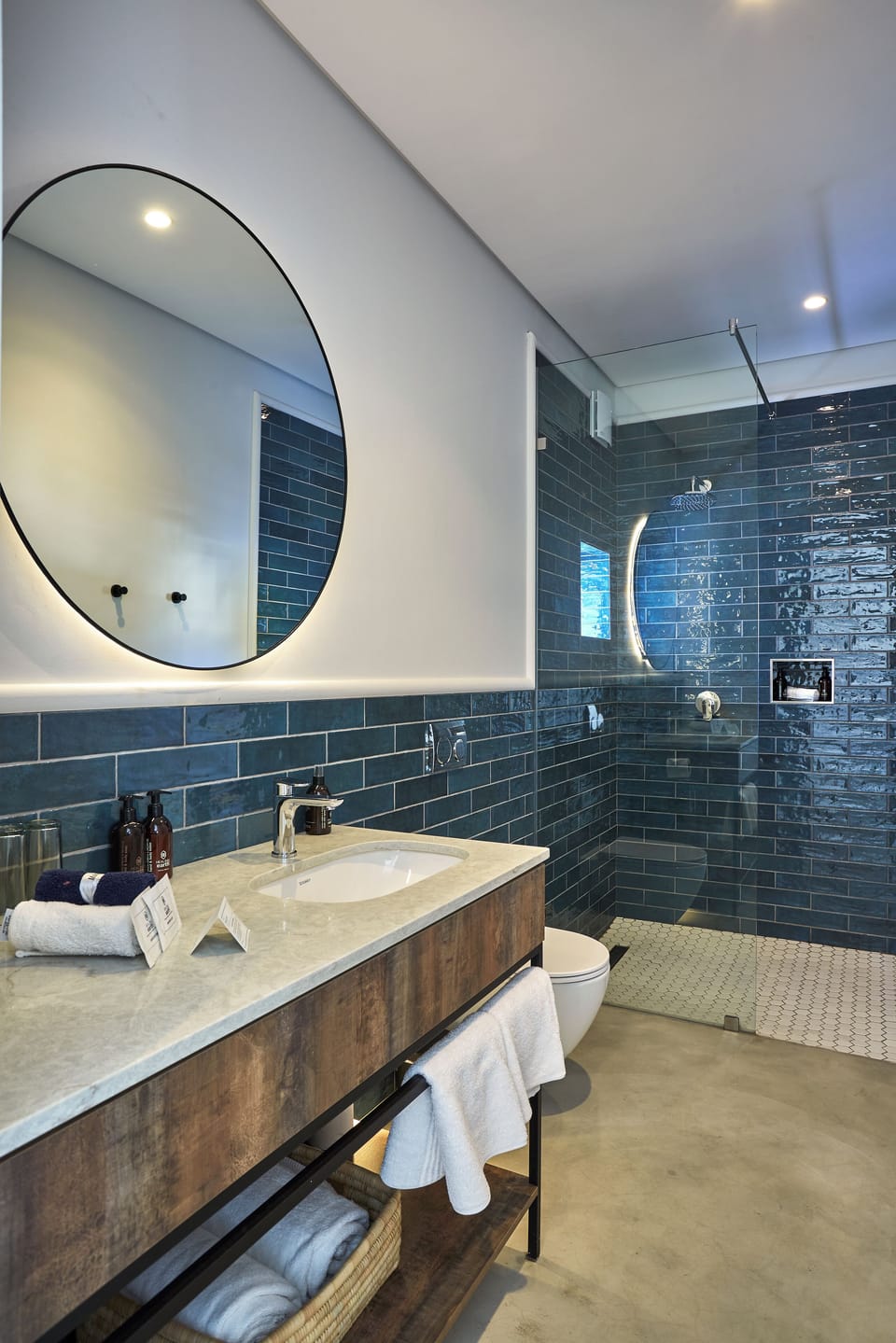 Superior Room, Pool Access | Bathroom | Shower, hair dryer, slippers, towels