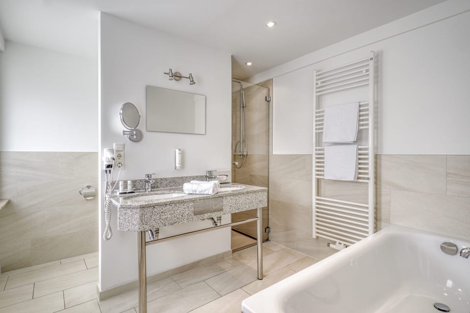 Superior Double Room | Bathroom | Free toiletries, hair dryer, bathrobes, towels