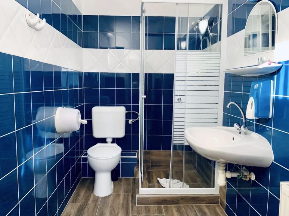 Standard Twin Room | Bathroom | Shower, towels