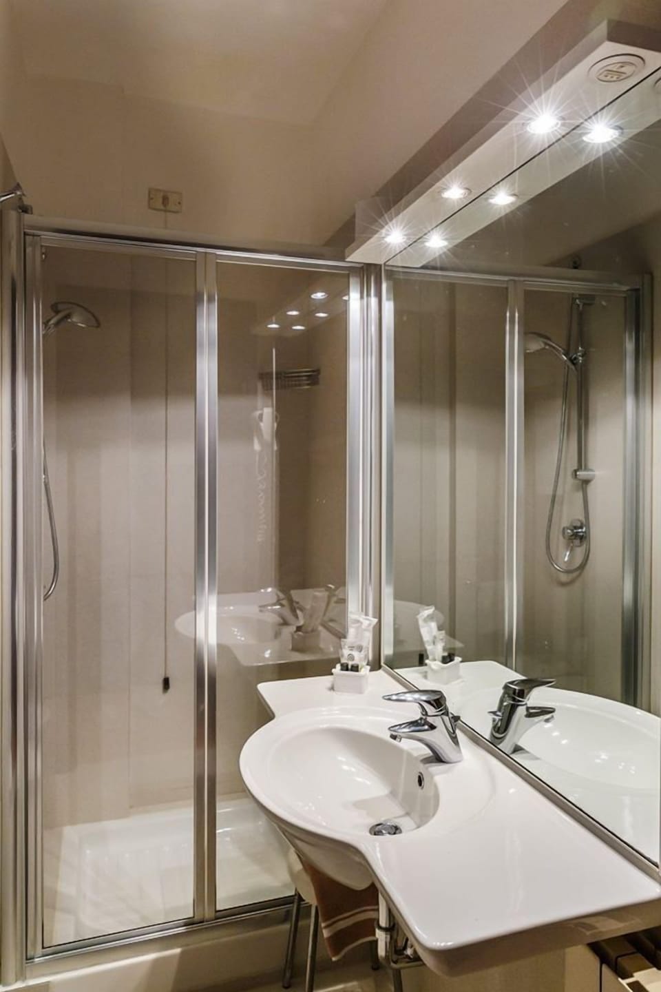 Shower, free toiletries, hair dryer, bidet