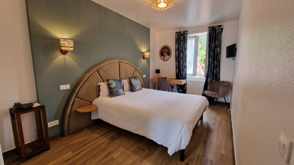 Superior Double Room | Desk, soundproofing, iron/ironing board, free WiFi