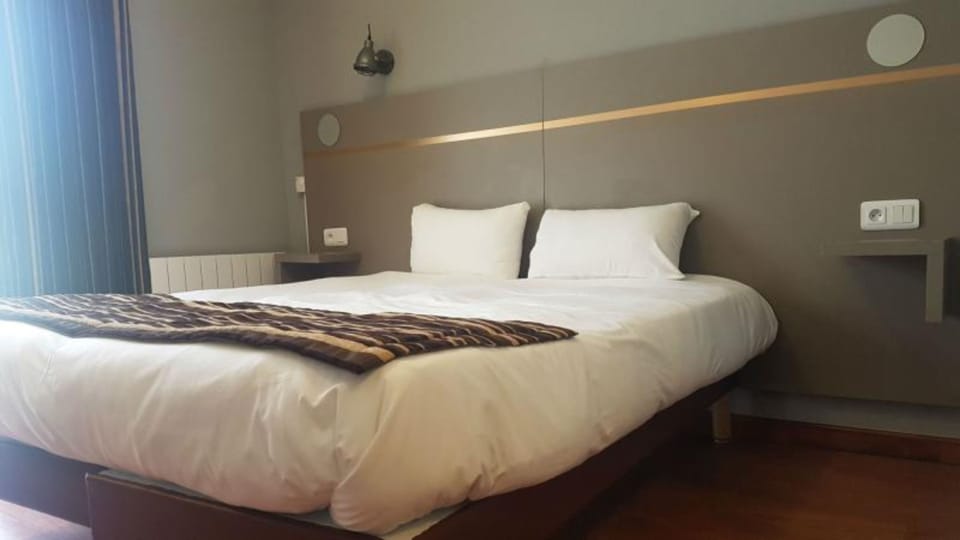 Premium bedding, desk, blackout drapes, soundproofing