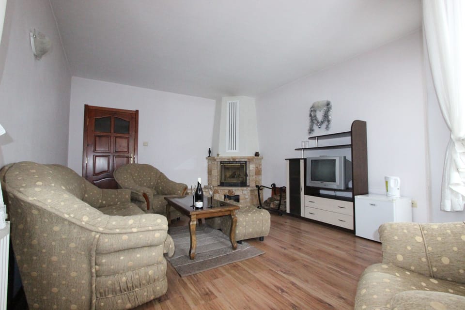 Romantic Apartment, Mountain View | Living room | 32-inch TV with cable channels