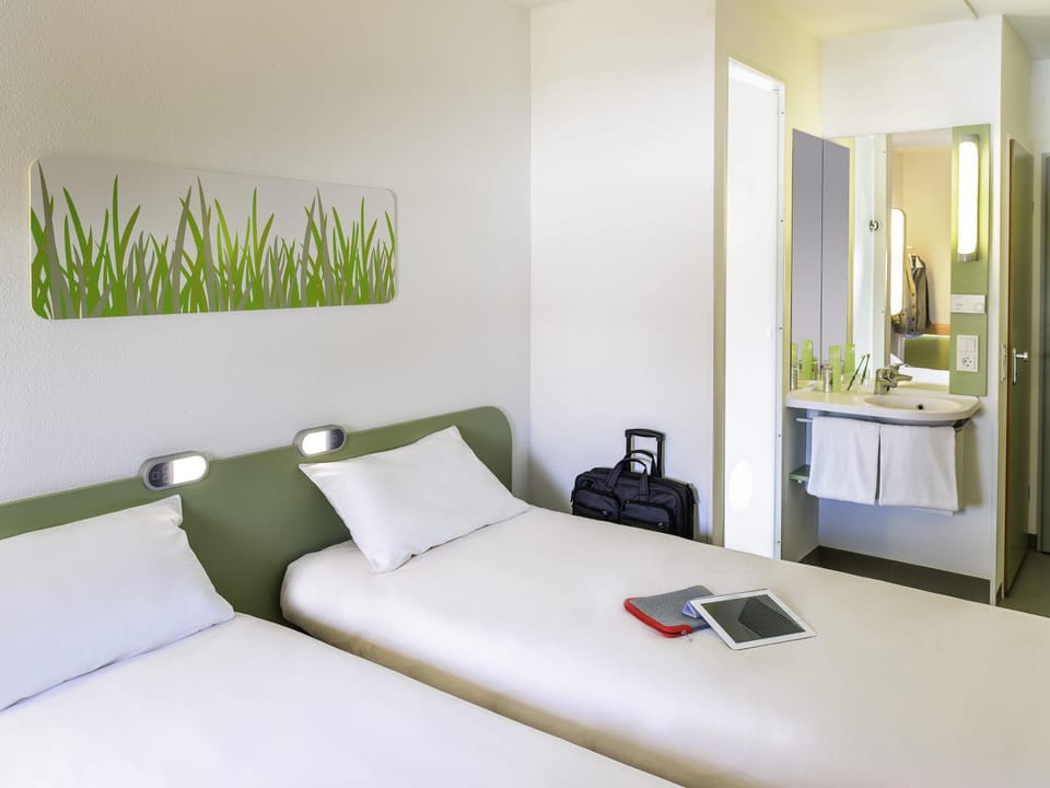 Room, 2 Twin Beds | Soundproofing, free WiFi, bed sheets
