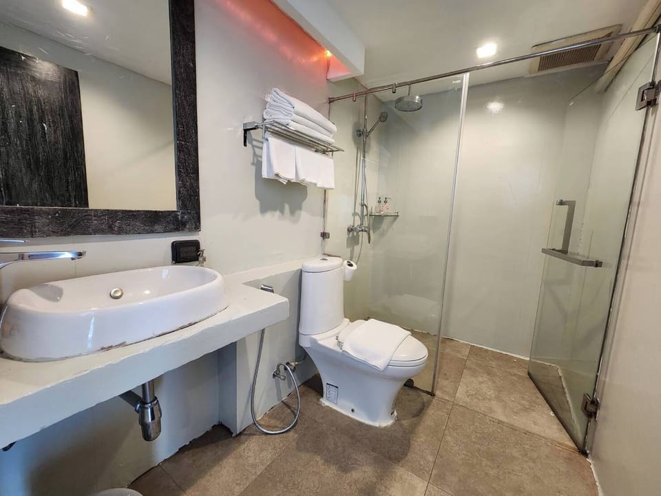 Superior Room, Non Smoking, Sea View | Bathroom | Shower, hydromassage showerhead, free toiletries, hair dryer