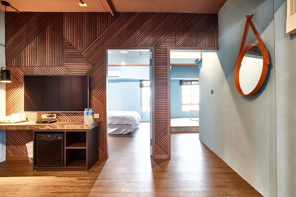 Deluxe Suite, 2 Bedrooms, Non Smoking, City View | Laptop workspace, blackout drapes, free WiFi, bed sheets