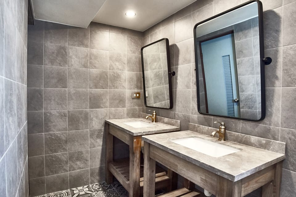 Standard Suite | Laptop workspace, blackout drapes, free WiFi, bed sheets