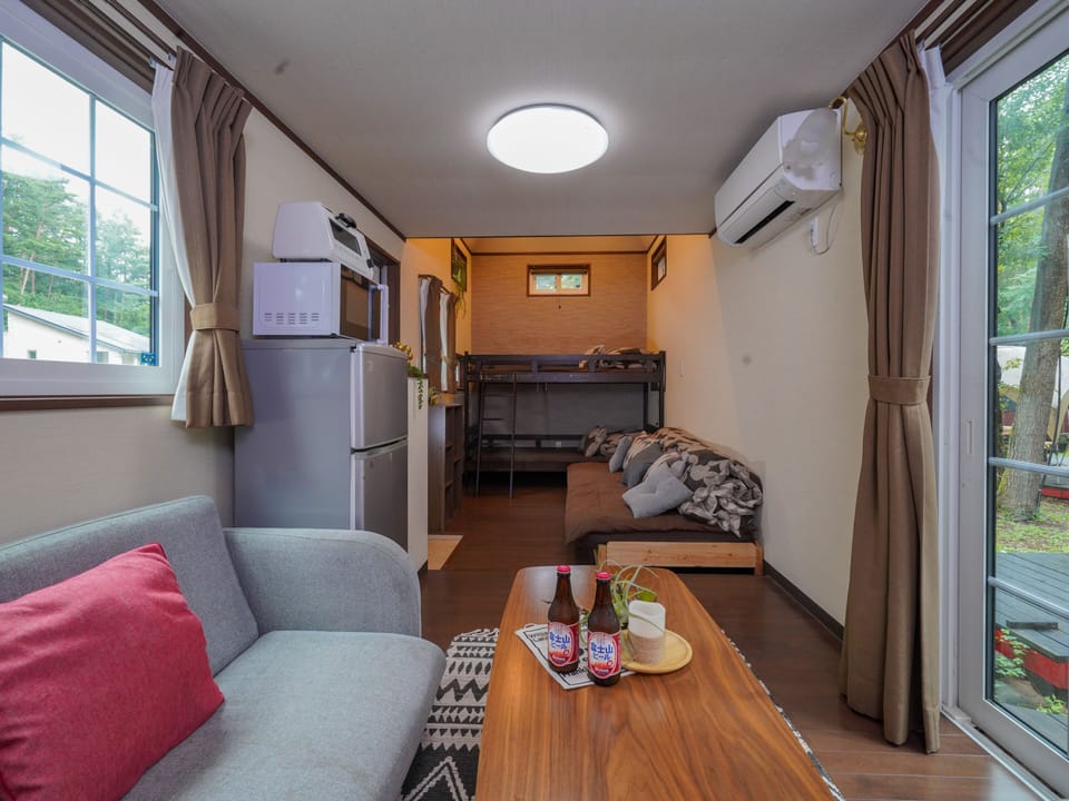 Mobile Home, Non Smoking (Journey, Up to 4 People) | Living room