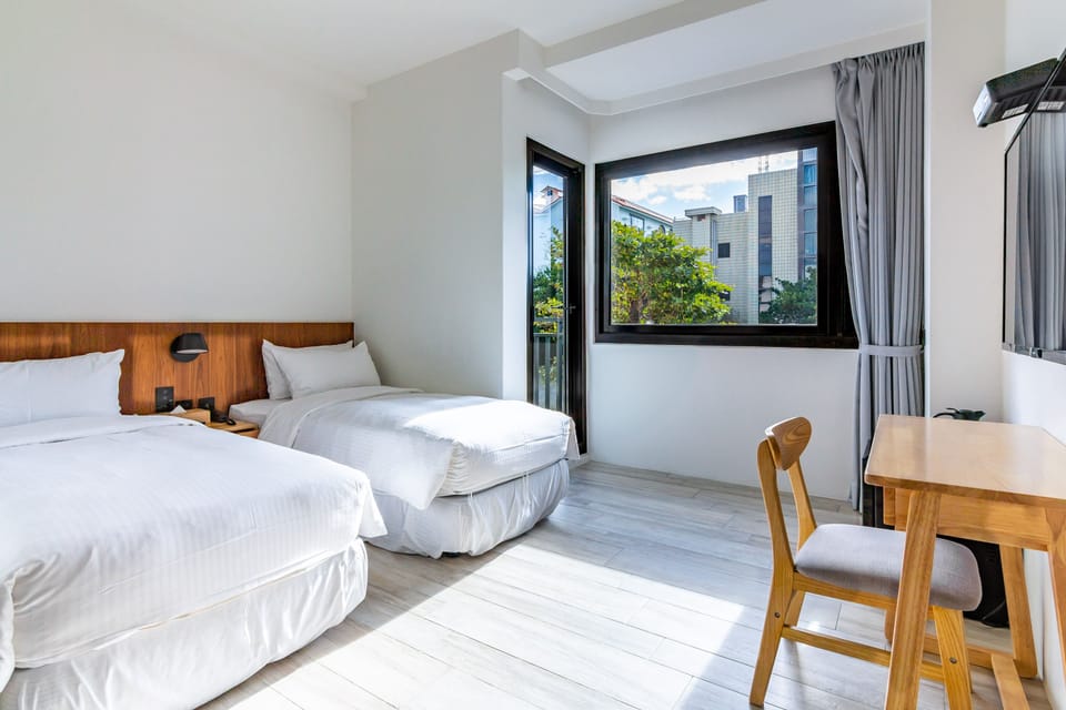 Elite Twin Room, Balcony | Desk, soundproofing, free WiFi, bed sheets
