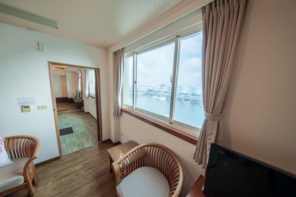 Luxury Double Room, 1 Double Bed, Non Smoking | Bathroom | Free toiletries, hair dryer, slippers, towels