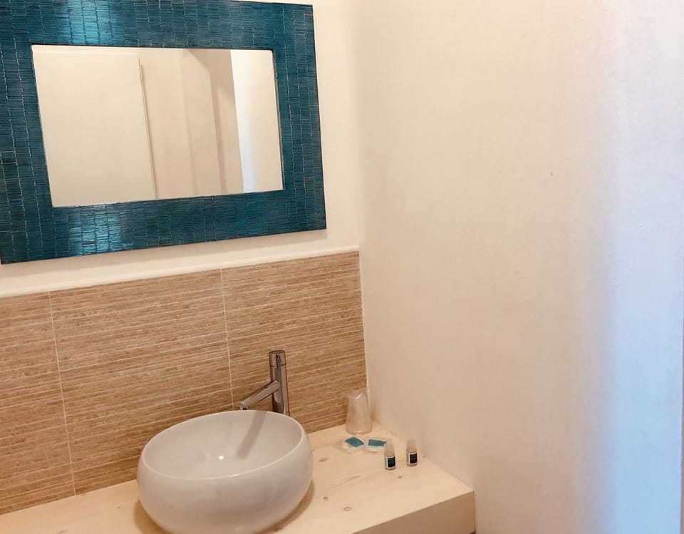 Shower, free toiletries, bidet, towels