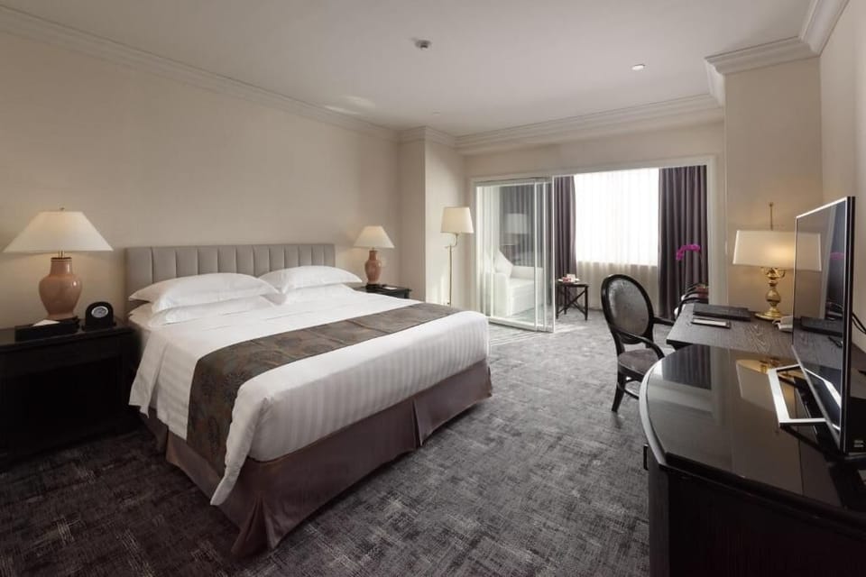 Down comforters, in-room safe, desk, blackout drapes