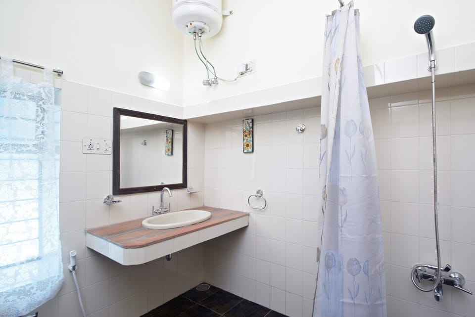 Superior Double Room, Garden View | Bathroom | Shower, slippers, bidet, towels