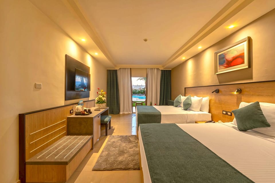 Superior Room | Minibar, in-room safe, desk, blackout drapes