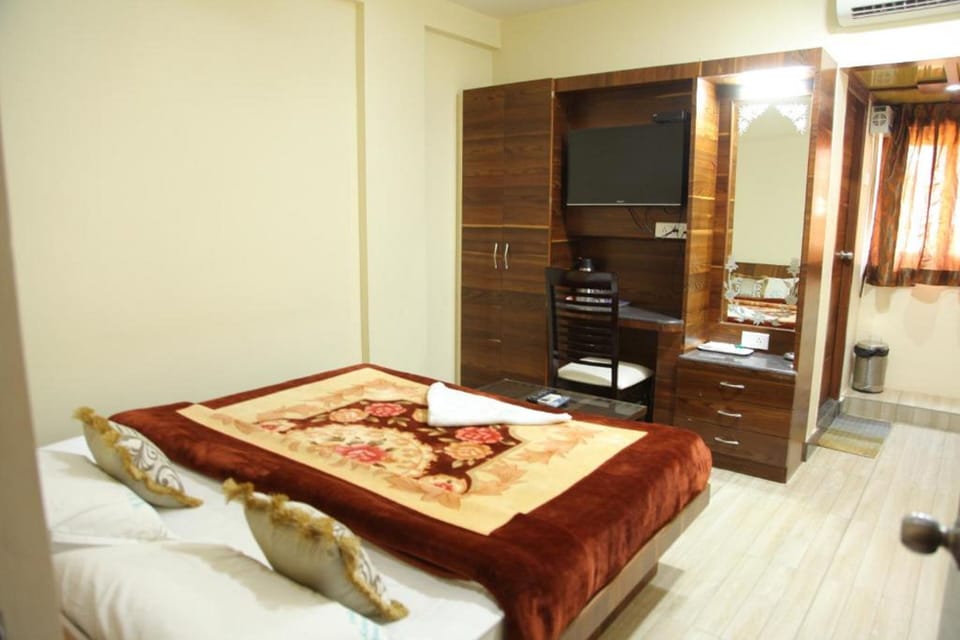 Premium bedding, iron/ironing board, rollaway beds, free WiFi