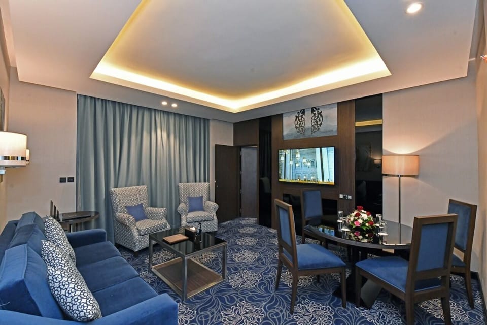 Premium Suite | Living area | Flat-screen TV