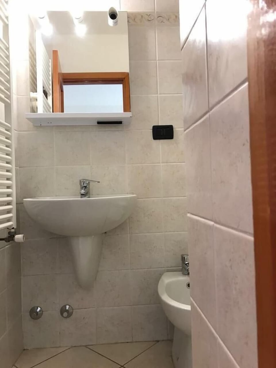 Double Room, 1 Queen Bed, Non Smoking | Bathroom sink