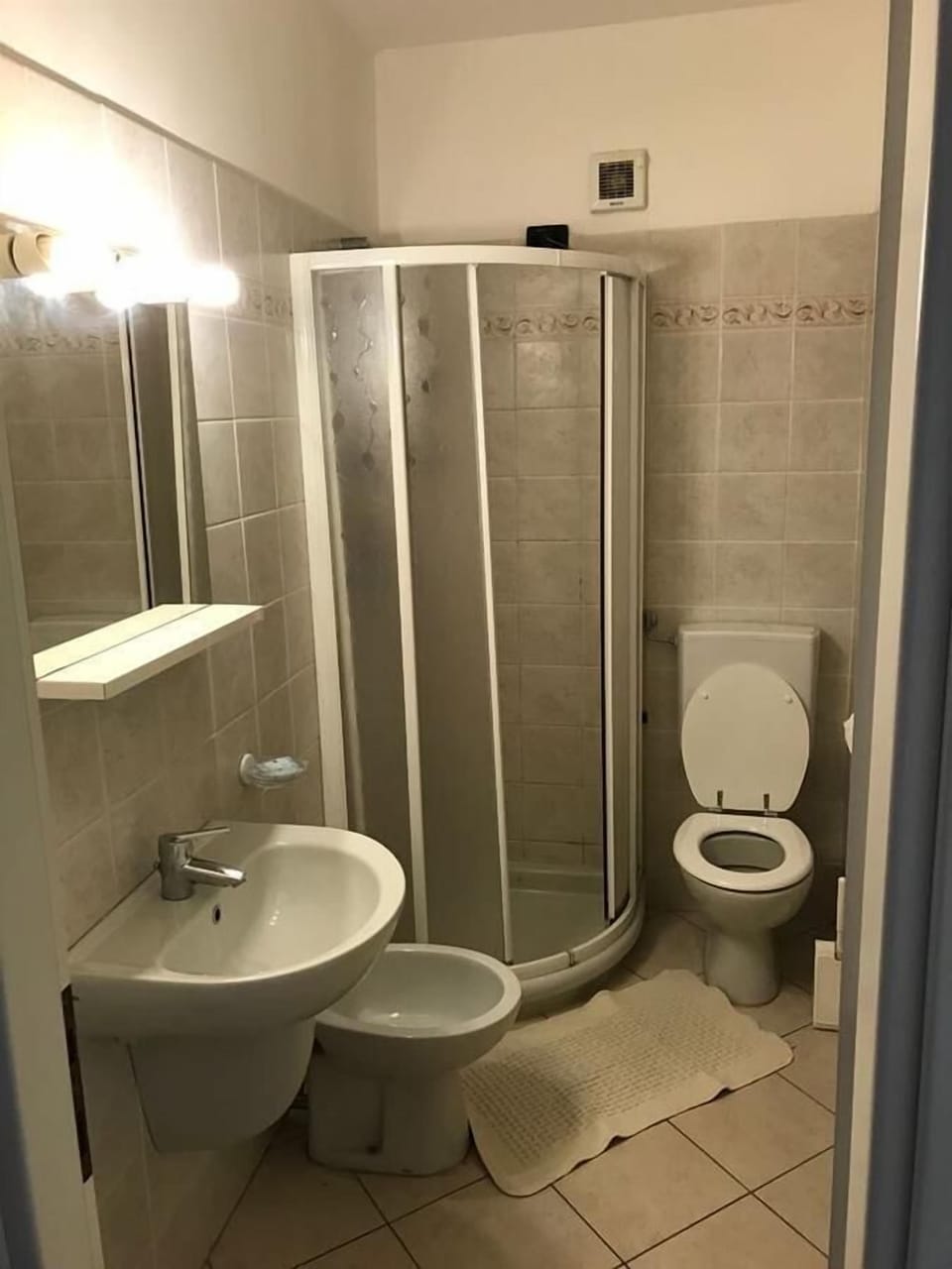 Double Room, 1 Queen Bed, Non Smoking | Bathroom | Shower, free toiletries, hair dryer, bidet